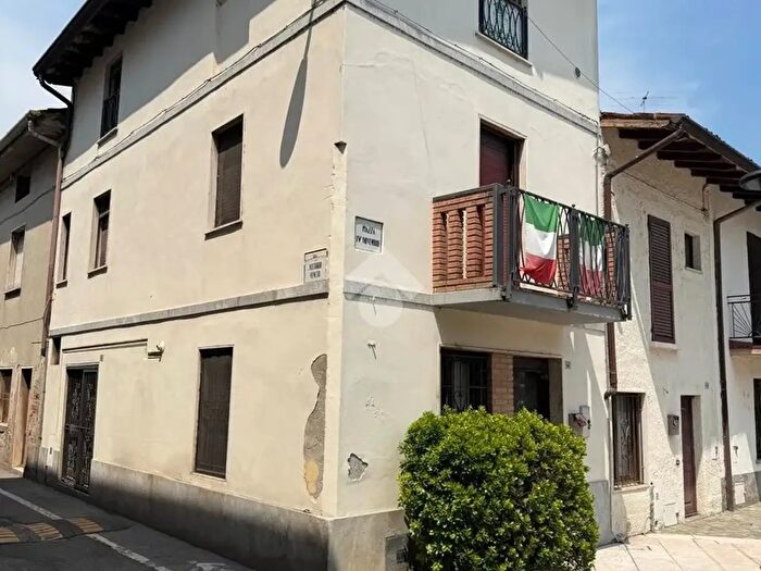 Casa quadrilocale in vendita in Piazza IV Novembre, Barbata
