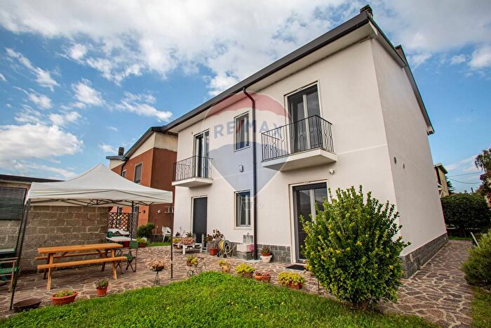 Casa con 6 locali in vendita in Via Resistenza, Carpiano