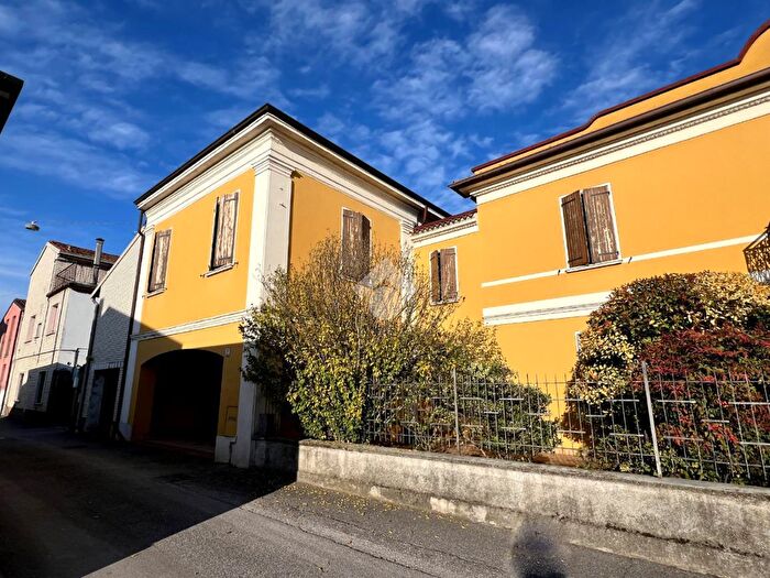 Casa quadrilocale in vendita in Via Amedeo di Savoia, Casalromano