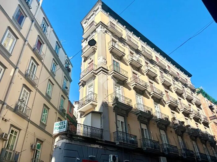 Appartamento trilocale in vendita in Via Milano, Napoli