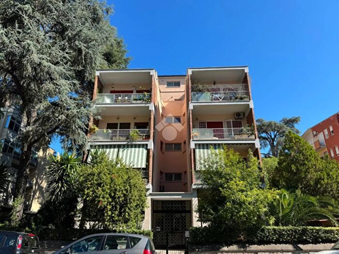 Appartamento trilocale in affitto in Viale Africa, Roma