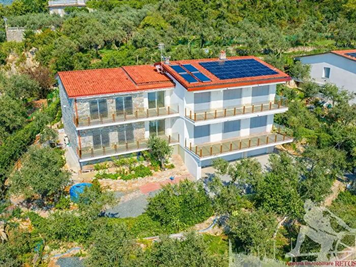 Casa con 6 locali in vendita in Lerici