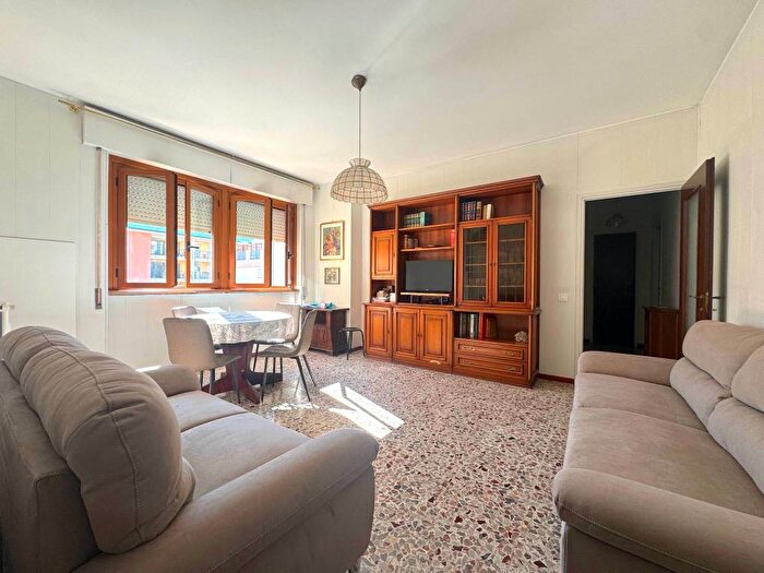 Appartamento trilocale in affitto in Via Giovanni Battista Casella, Certosa, Milano