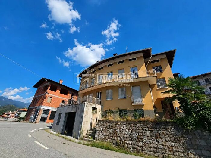 Casa con 8 locali in vendita in Frazione Fontanella Ozino, Strona