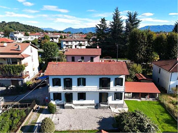 Casa con 6 locali in vendita in Via Arena, Angera