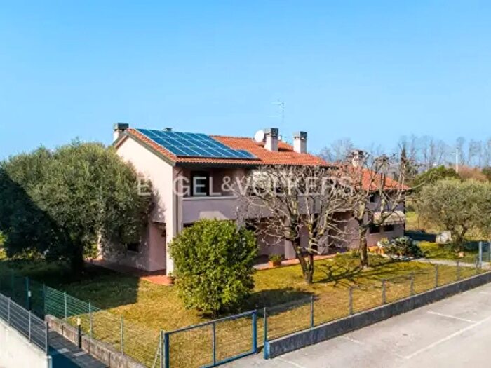 Casa con 6 locali in vendita in Via Sabbioni, Susegana
