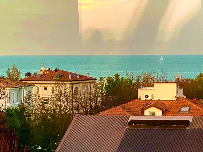 Casa con 6 locali in affitto in Viale Flavio Gioia, Marina Centro, Rimini