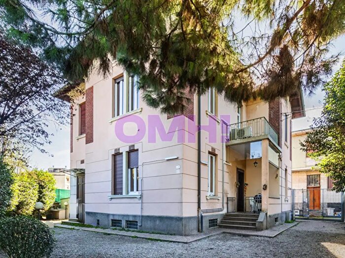 Casa con 9 locali in vendita in Corso Sempione, Gallarate