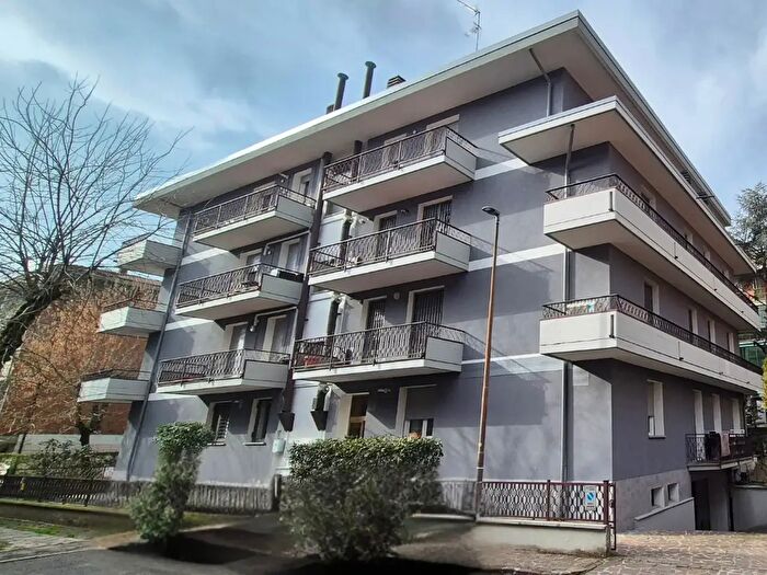 Appartamento con 5 locali in vendita in Via Frosinone, Modena