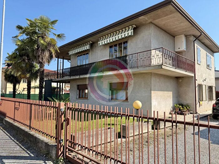 Casa con 7 locali in vendita in Via Arzere, Solesino