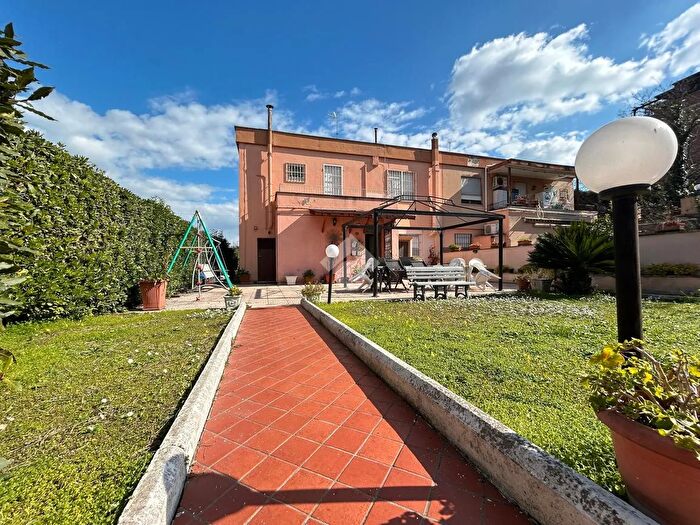 Casa con 6 locali in vendita in Via Amaseno, Latina