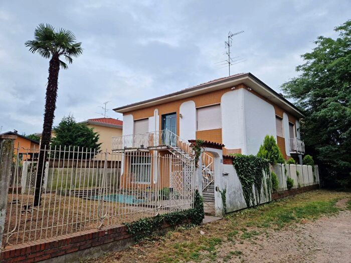 Casa con 8 locali in vendita in Via dei Gigli, Busto Arsizio