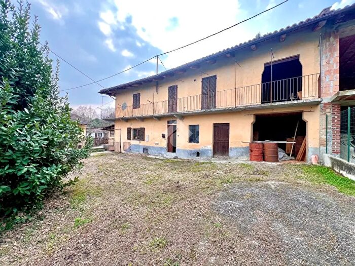 Casa con 8 locali in vendita in Roletto Rocca, Cocconato