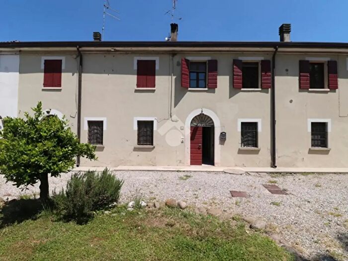 Casa con 5 locali in affitto in Via Solferino E San Martino, Roverbella
