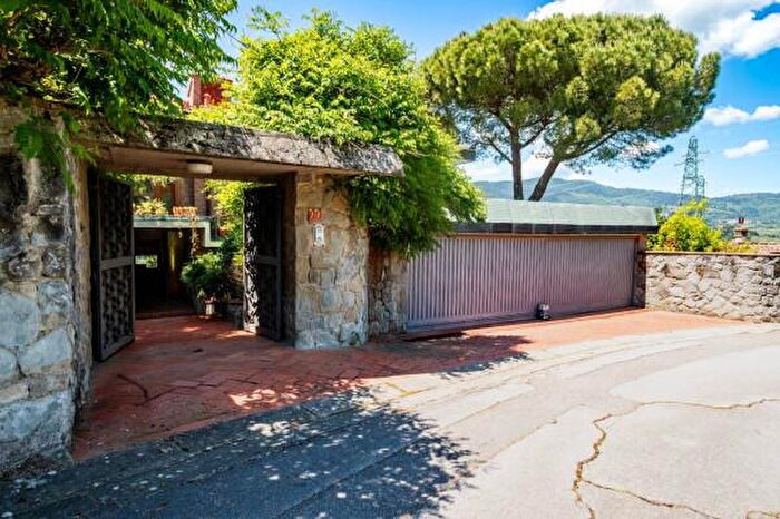 Casa con 6 locali in vendita in Via dei Massoni, Firenze