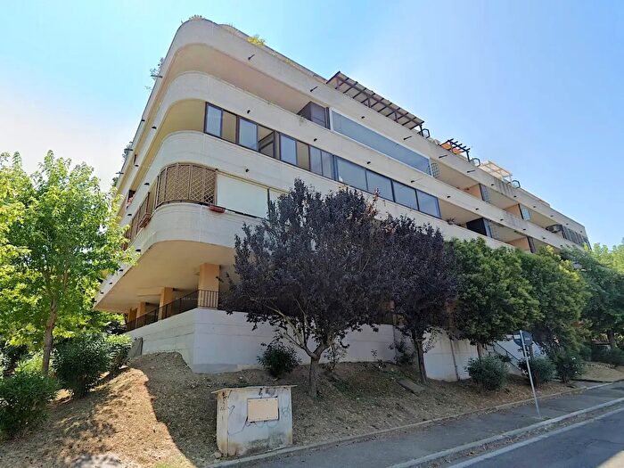 Appartamento trilocale in affitto in Via Erminio Macario, Roma