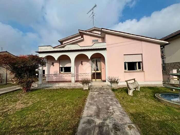 Casa con 7 locali in vendita in Via Mentana, Rovigo