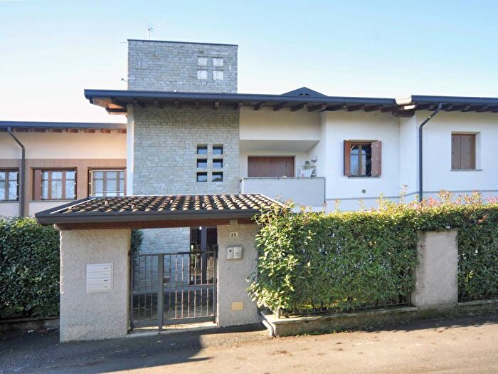 Appartamento trilocale in affitto in Villaggio Dei Pini, Lomagna