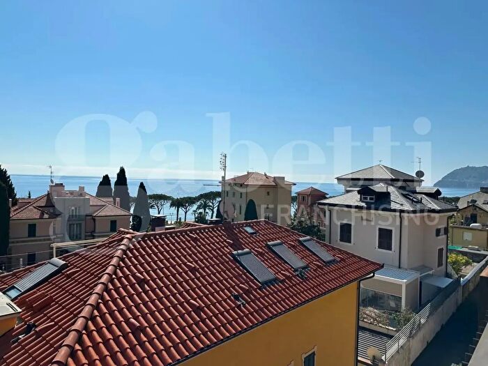 Appartamento con 5 locali in vendita in Alassio