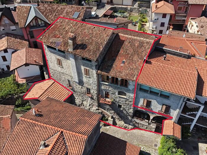 Casa con 10 locali in vendita in Costa Volpino