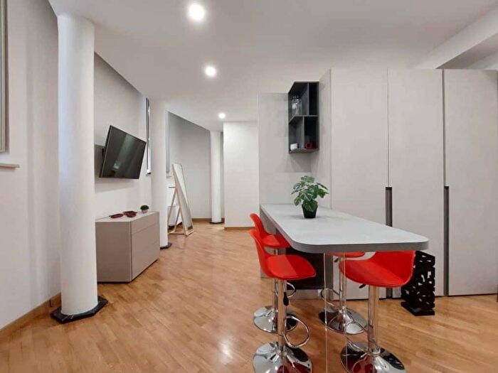 Appartamento trilocale in affitto in Via di San Nicola da Tolentino, Barberini, Roma