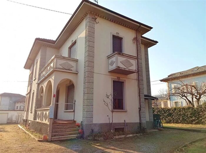 Casa con 8 locali in vendita in Gozzano, Gozzano