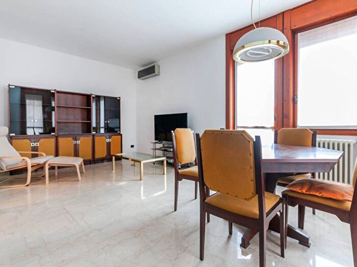 Appartamento trilocale in affitto in Viale Giovanni Suzzani, Ca' Granda, Milano