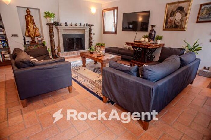 Appartamento con 5 locali in vendita in Via delle Scuole, Viterbo