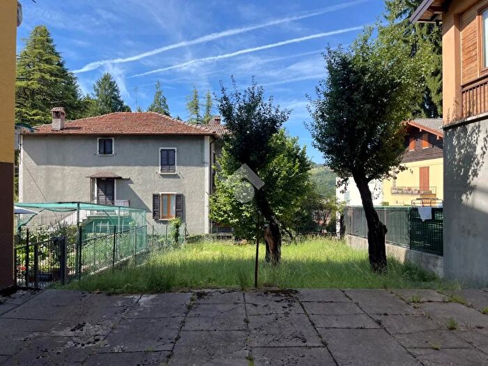 Casa con 5 locali in vendita in Piazza Italia, Esino Lario