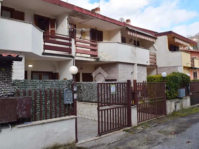 Casa trilocale in vendita in Via Antonio Russo, Tagliacozzo