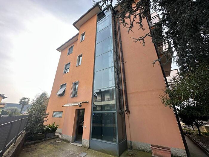 Casa trilocale in affitto in Via Giovanni Pascoli, Lucino, Montano Lucino