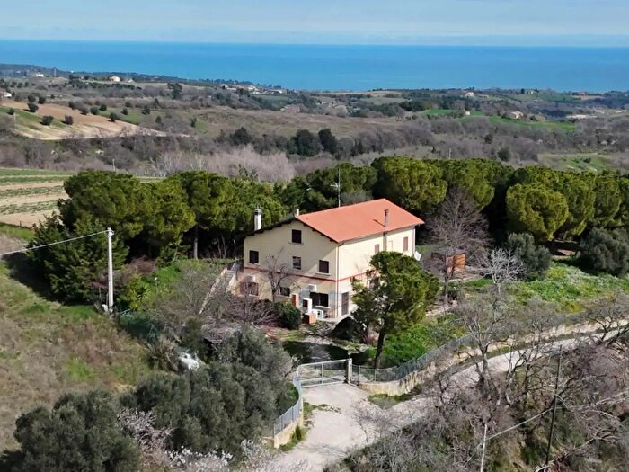 Casa con 7 locali in vendita in Petrella, Ripatransone
