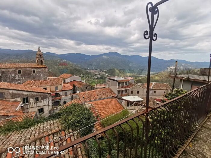 Casa con 8 locali in vendita in Via Savoia, Castiglione Di Sicilia