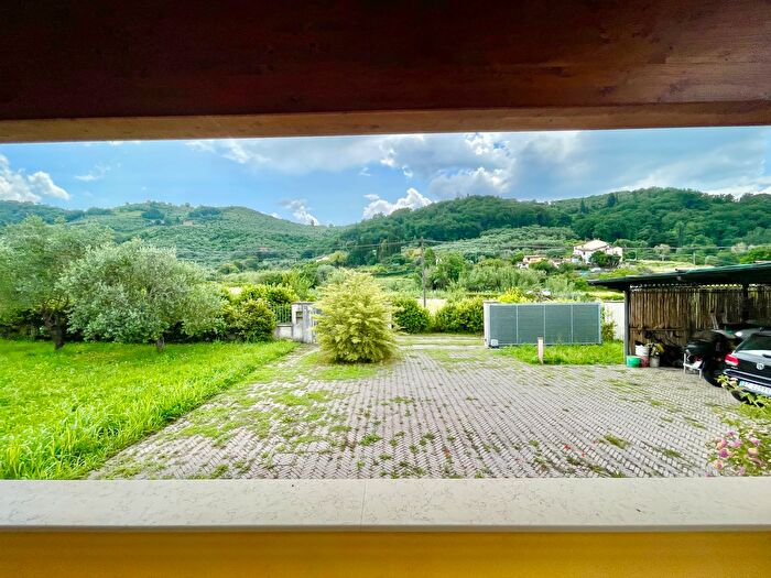 Casa con 8 locali in vendita in Massarosa