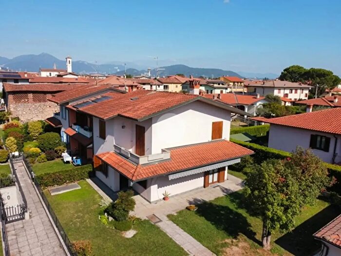 Casa con 5 locali in vendita in Via Serafino Biffi, Castelli Calepio