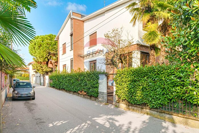 Casa con 10 locali in vendita in Via Carso, Castano Primo