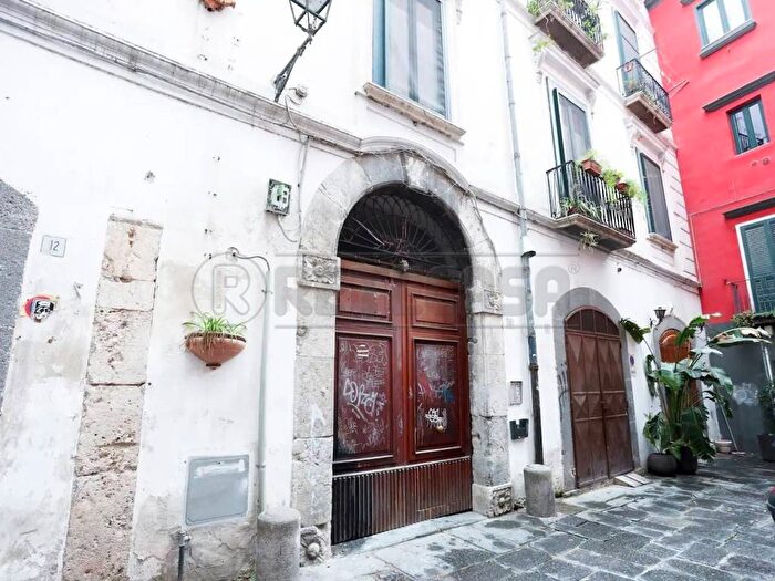 Appartamento bilocale in affitto in Vicolo della Neve, Centro Storico Teatro Verdi, Salerno
