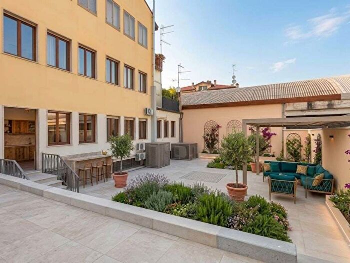 Appartamento con 6 locali in affitto in via Lovanio, Zona Fiera, Verona