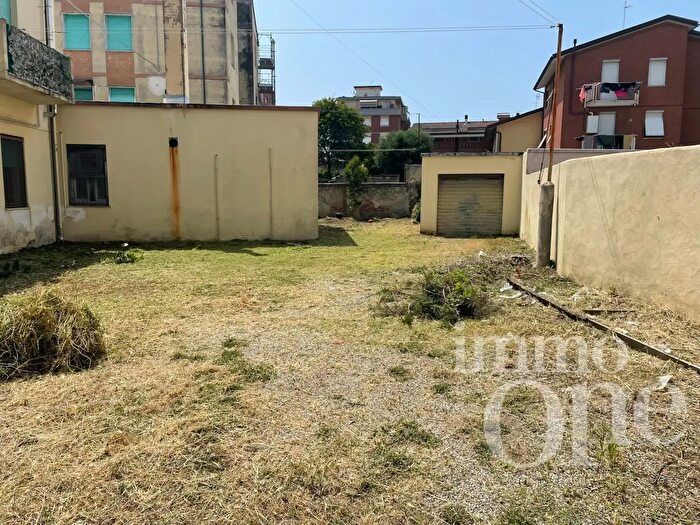 Appartamento con 6 locali in vendita in Via Carlo Pigli, Livorno