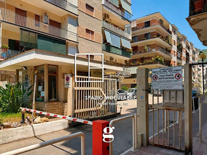 Appartamento trilocale in vendita in Via dell'Epomeo, Napoli