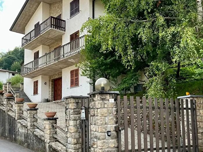 Casa con 15 locali in vendita in Località Canaveé, Schignano