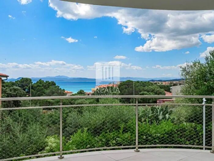 Appartamento trilocale in vendita in Via Giovanni Pascoli, Golfo Aranci