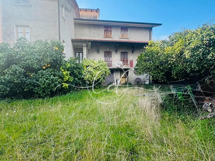 Casa con 12 locali in vendita in Seravezza