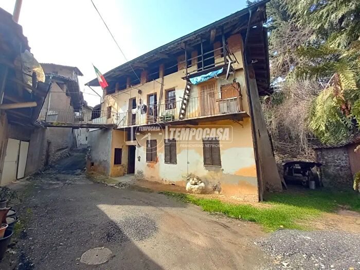 Appartamento con 9 locali in vendita in Strada dellAcqua, Biella