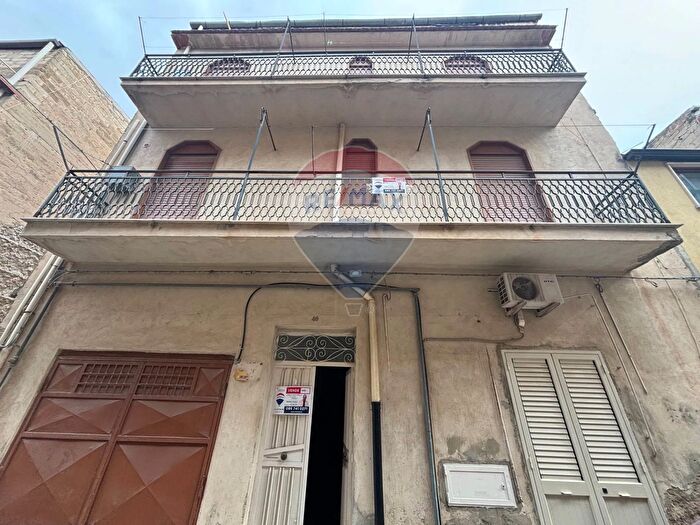 Appartamento con 9 locali in vendita in Via Guglielmo Oberdan, Riesi