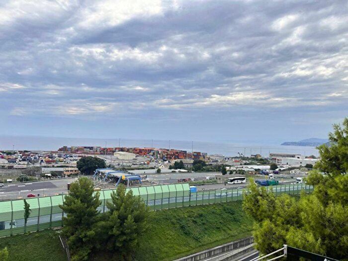Appartamento trilocale in affitto in Via Cravasco, Pra', Genova