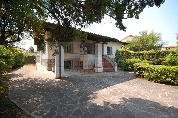 Casa con 14 locali in vendita in Via Goldora, Pietrasanta