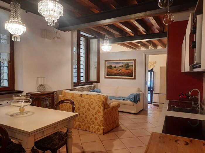 Appartamento trilocale in affitto in Stradone Arcidiacono Pacifico, Centro Storico, Verona
