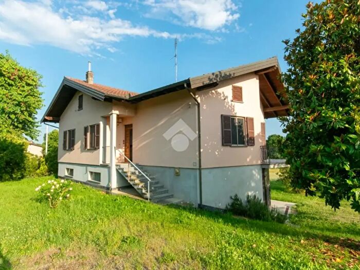 Casa con 6 locali in vendita in Via Colma, Conzano