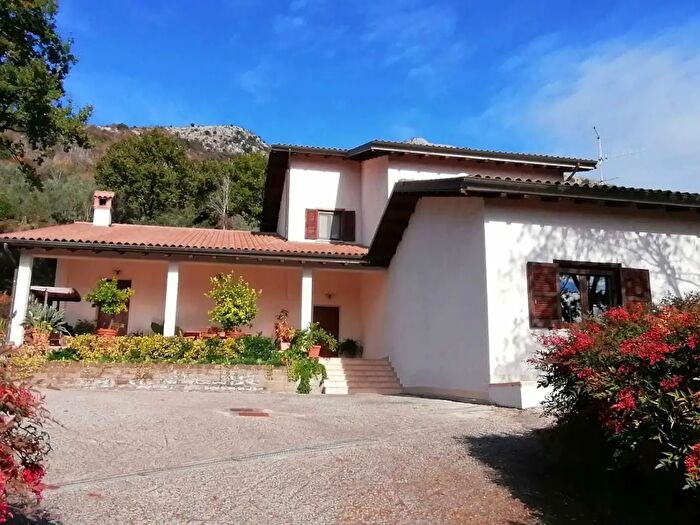 Casa con 6 locali in vendita in Via Santa Maria del Monte, Cave